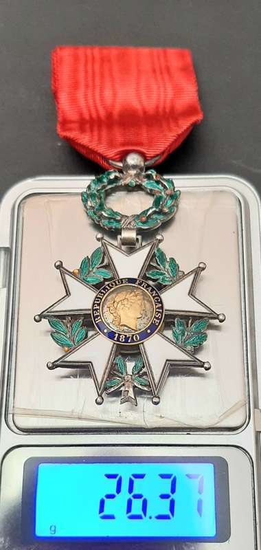 ** WW1 French Légion d`honneur Military Medal w/ Presentation Case (Chevalier Class).**