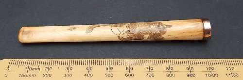 ** STUNNING: 9ct Gold Mounted Edwardian Gent`s Engraved Cheroot / Cigarette Holder (11cm).**