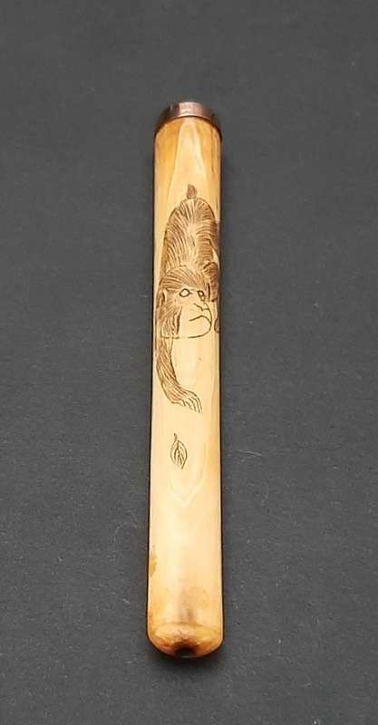 ** STUNNING: 9ct Gold Mounted Edwardian Gent`s Engraved Cheroot / Cigarette Holder (11cm).**