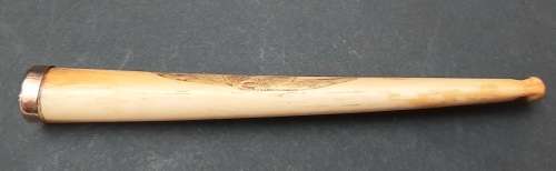 ** STUNNING: 9ct Gold Mounted Edwardian Gent`s Engraved Cheroot / Cigarette Holder (11cm).**