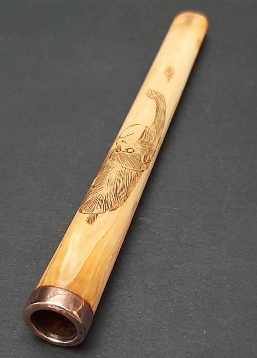 ** STUNNING: 9ct Gold Mounted Edwardian Gent`s Engraved Cheroot / Cigarette Holder (11cm).**
