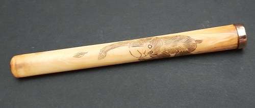 ** STUNNING: 9ct Gold Mounted Edwardian Gent`s Engraved Cheroot / Cigarette Holder (11cm).**