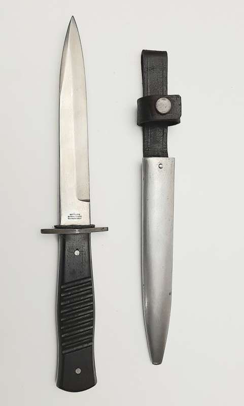 **WW2 Repro German Fighting Knife `Nahkampfmesser` w/ Scabbard (Gottlieb Hammesfahr, Solingen).**