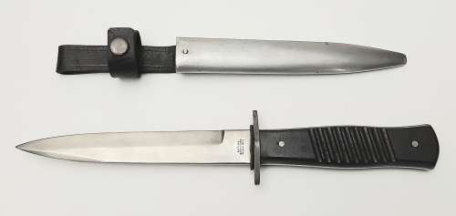 **WW2 Repro German Fighting Knife `Nahkampfmesser` w/ Scabbard (Gottlieb Hammesfahr, Solingen).**