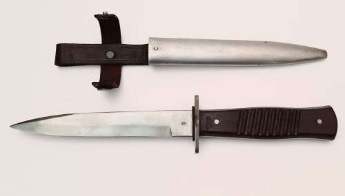 **WW2 Repro German Fighting Knife `Nahkampfmesser` w/ Scabbard (Gottlieb Hammesfahr, Solingen).**