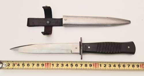 **WW2 Repro German Fighting Knife `Nahkampfmesser` w/ Scabbard (Gottlieb Hammesfahr, Solingen).**