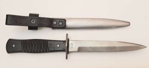 **WW2 Repro German Fighting Knife `Nahkampfmesser` w/ Scabbard (Gottlieb Hammesfahr, Solingen).**