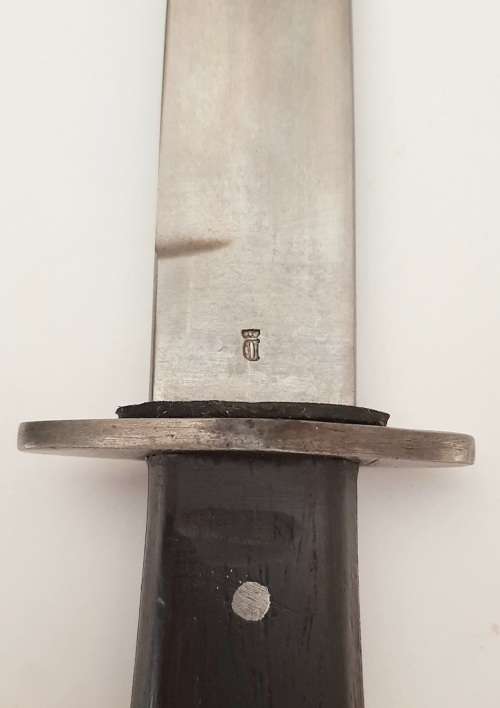 **WW2 Repro German Fighting Knife `Nahkampfmesser` w/ Scabbard (Gottlieb Hammesfahr, Solingen).**