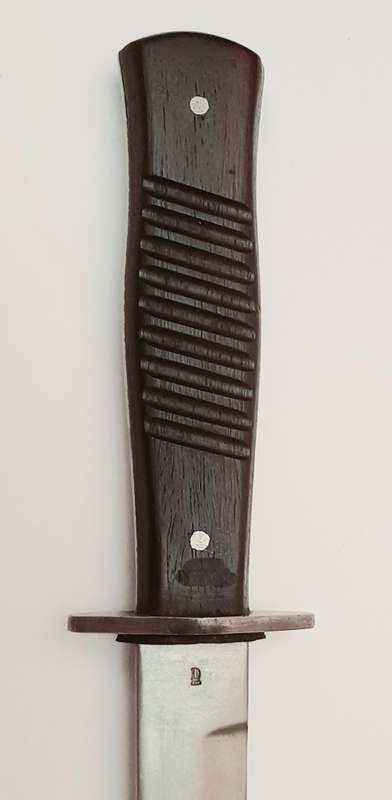 **WW2 Repro German Fighting Knife `Nahkampfmesser` w/ Scabbard (Gottlieb Hammesfahr, Solingen).**