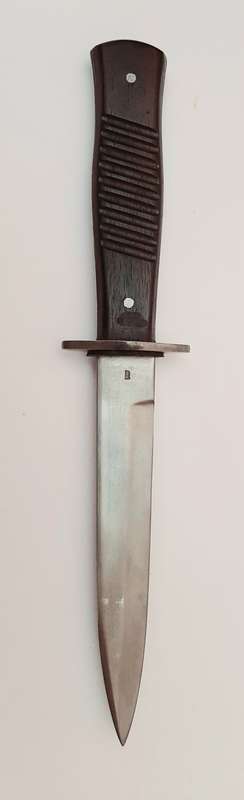 **WW2 Repro German Fighting Knife `Nahkampfmesser` w/ Scabbard (Gottlieb Hammesfahr, Solingen).**