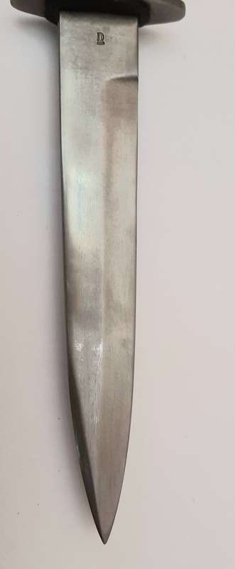 **WW2 Repro German Fighting Knife `Nahkampfmesser` w/ Scabbard (Gottlieb Hammesfahr, Solingen).**
