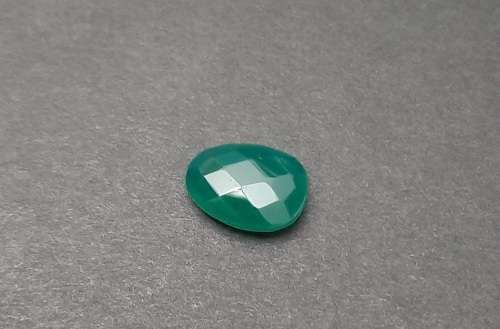 ** STUNNING: Victorian Oval-cut 3.10 ct faceted Green Onyx Stone .**