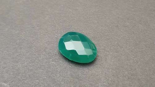 ** STUNNING: Victorian Oval-cut 3.10 ct faceted Green Onyx Stone .**