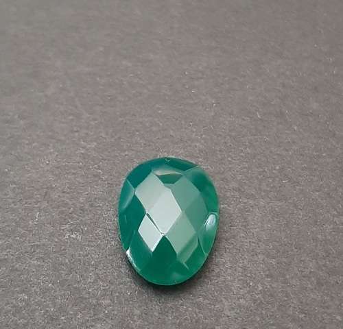 ** STUNNING: Victorian Oval-cut 3.10 ct faceted Green Onyx Stone .**
