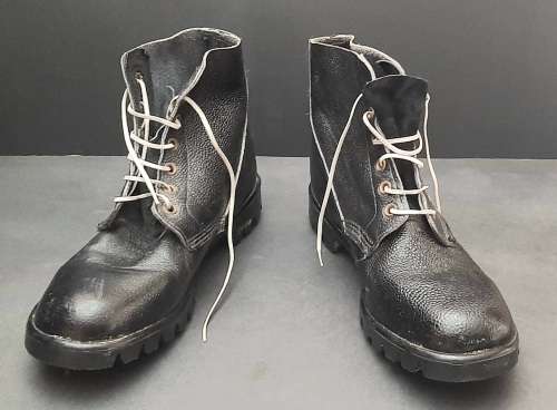 **Rhodesian Bush War: 1960s Rhodesian Army Parade / Drill Ammunition Boots (UK Size: 10).**