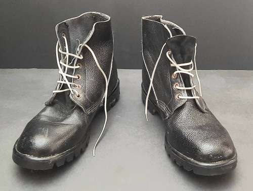 **Rhodesian Bush War: 1960s Rhodesian Army Parade / Drill Ammunition Boots (UK Size: 10).**