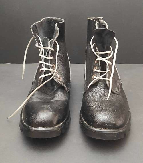 **Rhodesian Bush War: 1960s Rhodesian Army Parade / Drill Ammunition Boots (UK Size: 10).**