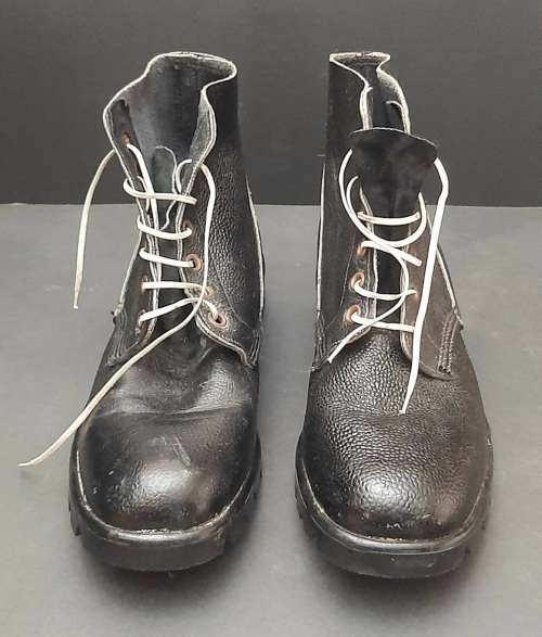 **Rhodesian Bush War: 1960s Rhodesian Army Parade / Drill Ammunition Boots (UK Size: 10).**