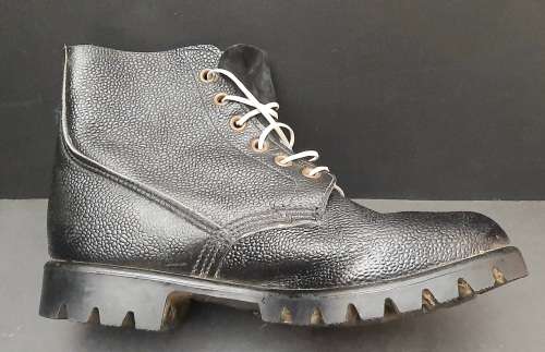 **Rhodesian Bush War: 1960s Rhodesian Army Parade / Drill Ammunition Boots (UK Size: 10).**