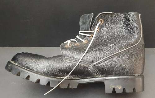 **Rhodesian Bush War: 1960s Rhodesian Army Parade / Drill Ammunition Boots (UK Size: 10).**