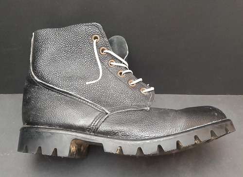 **Rhodesian Bush War: 1960s Rhodesian Army Parade / Drill Ammunition Boots (UK Size: 10).**
