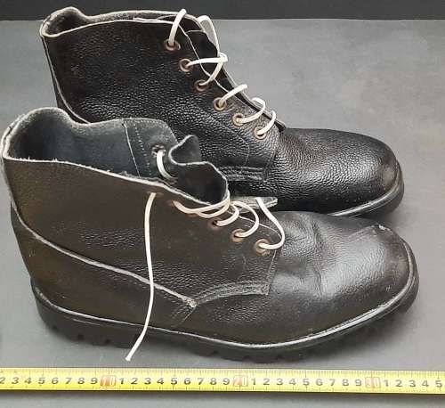 **Rhodesian Bush War: 1960s Rhodesian Army Parade / Drill Ammunition Boots (UK Size: 10).**