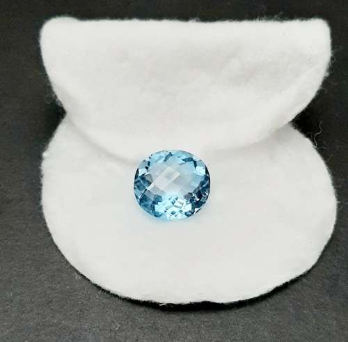**STUNNING: 12.98 carat `Sky Blue` Natural Oval Cut Topaz w/ Certification.**