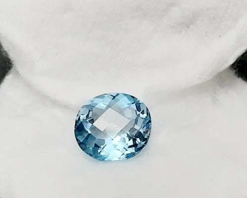 **STUNNING: 12.98 carat `Sky Blue` Natural Oval Cut Topaz w/ Certification.**