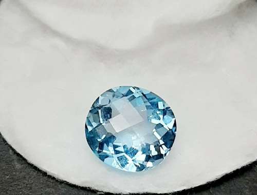 **STUNNING: 12.98 carat `Sky Blue` Natural Oval Cut Topaz w/ Certification.**