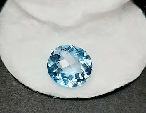 **STUNNING: 12.98 carat `Sky Blue` Natural Oval Cut Topaz w/ Certification.**