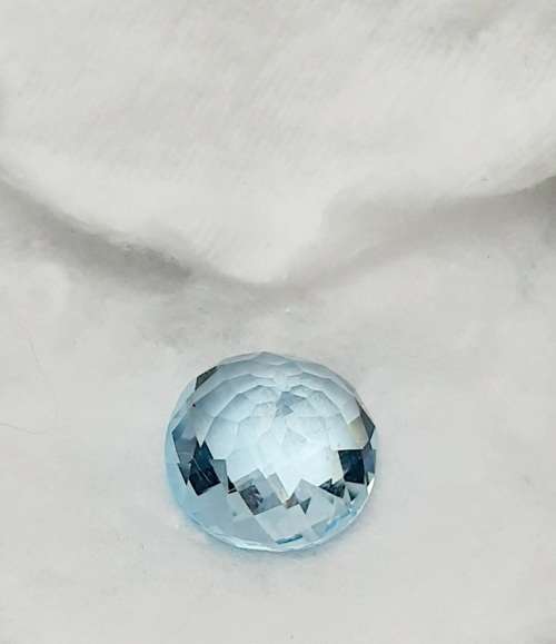 **STUNNING: 12.98 carat `Sky Blue` Natural Oval Cut Topaz w/ Certification.**