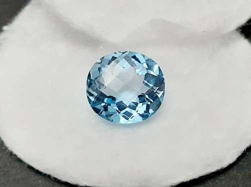 **STUNNING: 12.98 carat `Sky Blue` Natural Oval Cut Topaz w/ Certification.**
