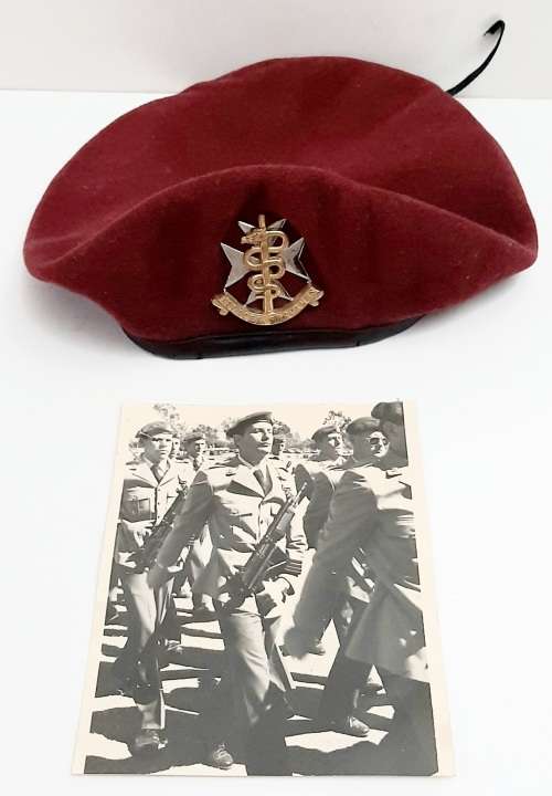 * Border War : 1980 SAMS  Beret w/ Badge & Photograph. (56/57).**
