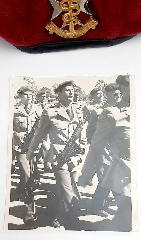 * Border War : 1980 SAMS  Beret w/ Badge & Photograph. (56/57).**