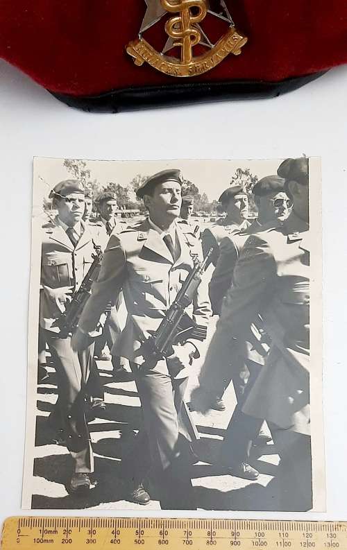 * Border War : 1980 SAMS  Beret w/ Badge & Photograph. (56/57).**