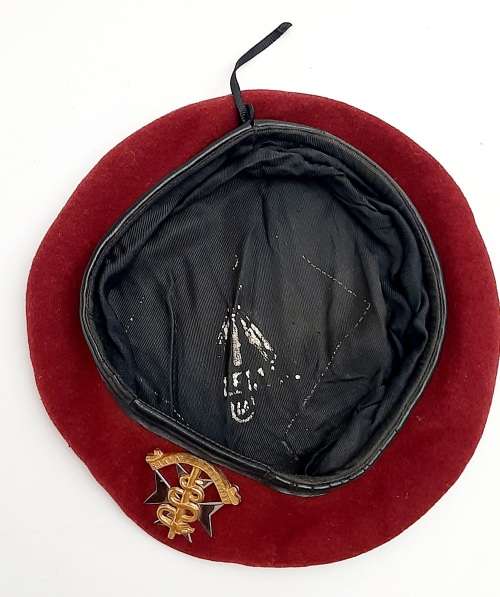 * Border War : 1980 SAMS  Beret w/ Badge & Photograph. (56/57).**