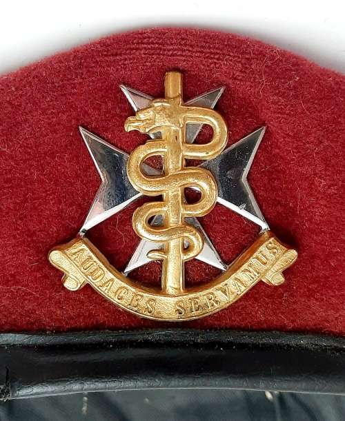 * Border War : 1980 SAMS  Beret w/ Badge & Photograph. (56/57).**