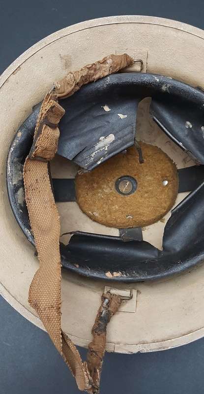** WW2 Union Defence Force 1940 Desert Camouflage `Brodie` Helmet w/ Strap (Jager-Rand).**