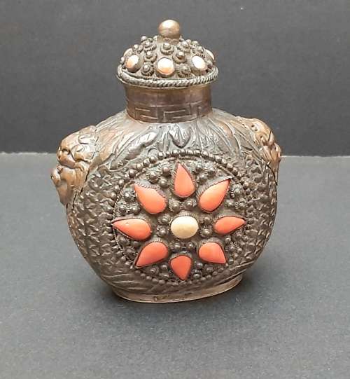 Early 20th century Chinese cast brass snuff bottle with coral inlay (8cmx6cm)