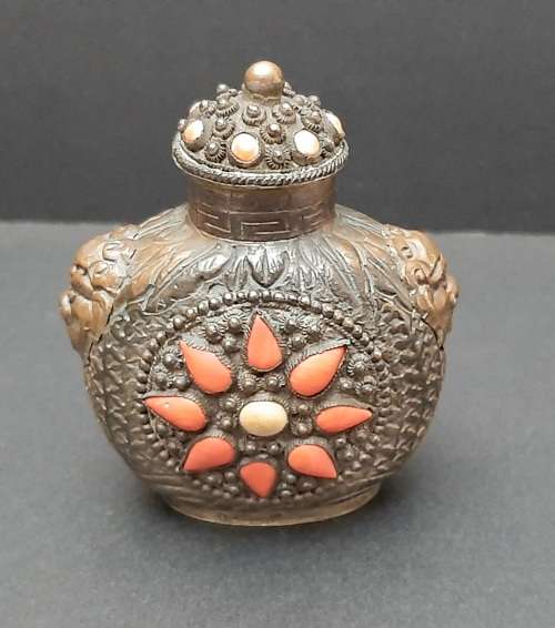 Early 20th century Chinese cast brass snuff bottle with coral inlay (8cmx6cm)