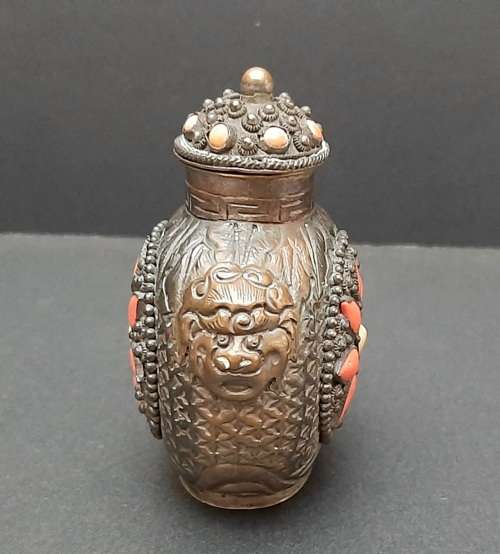 Early 20th century Chinese cast brass snuff bottle with coral inlay (8cmx6cm)