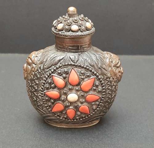 Early 20th century Chinese cast brass snuff bottle with coral inlay (8cmx6cm)