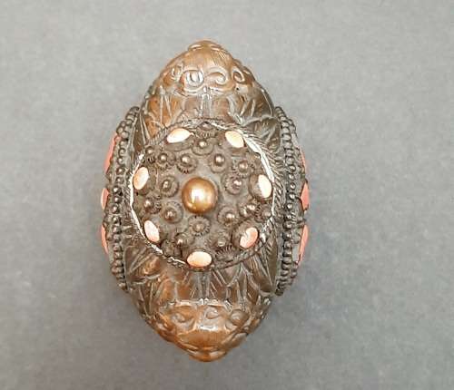 Early 20th century Chinese cast brass snuff bottle with coral inlay (8cmx6cm)