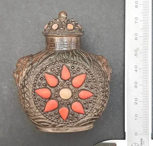 Early 20th century Chinese cast brass snuff bottle with coral inlay (8cmx6cm)