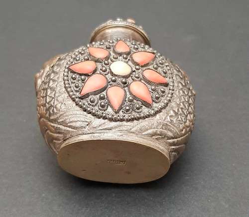 Early 20th century Chinese cast brass snuff bottle with coral inlay (8cmx6cm)