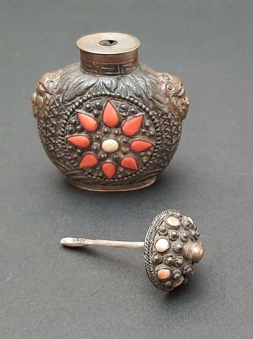 Early 20th century Chinese cast brass snuff bottle with coral inlay (8cmx6cm)