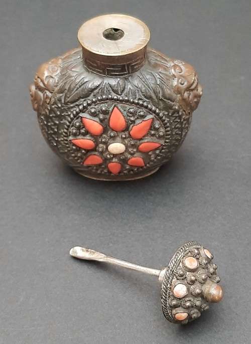 Early 20th century Chinese cast brass snuff bottle with coral inlay (8cmx6cm)
