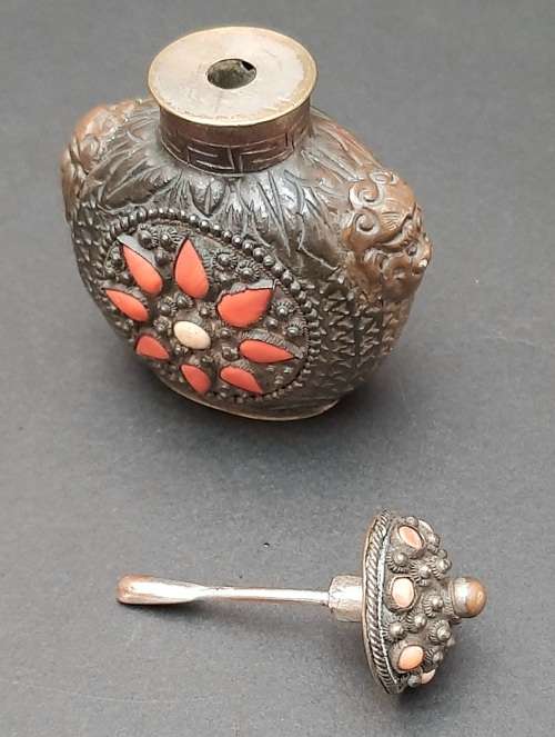 Early 20th century Chinese cast brass snuff bottle with coral inlay (8cmx6cm)
