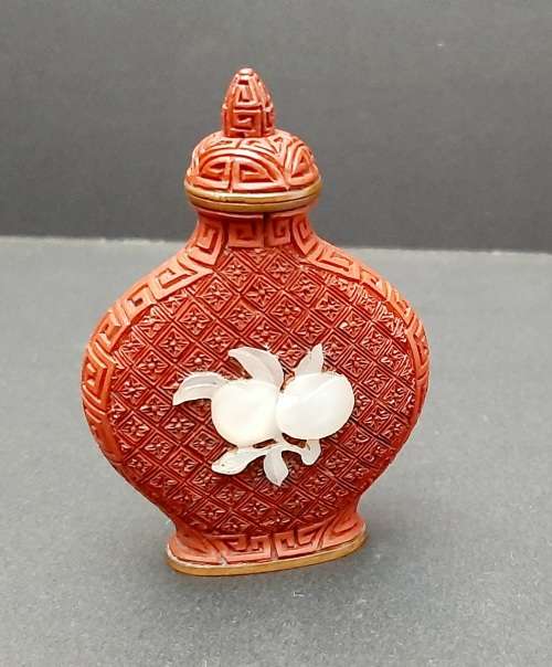**EXQUISITE: Late 19th Century Chinese Red Cinnabar Snuff Bottle w/ Pearl Applique(7cmx5cm).**