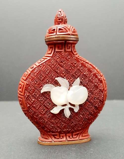 **EXQUISITE: Late 19th Century Chinese Red Cinnabar Snuff Bottle w/ Pearl Applique(7cmx5cm).**